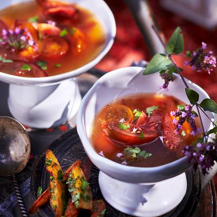 Tomaten-Suppe aus schwarzen Tomaten mit Kräuterpommes Rezept