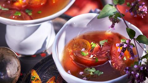 Tomaten-Suppe aus schwarzen Tomaten mit Kräuterpommes Rezept - Foto: House of Food / Bauer Food Experts KG