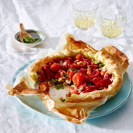 Tomaten-Tarte mit Rukola-Cashew-Pesto und Bell-Pepper Rezept Tomaten-Tarte mit Rukola-Cashew-Pesto und Bell-Pepper Rezept