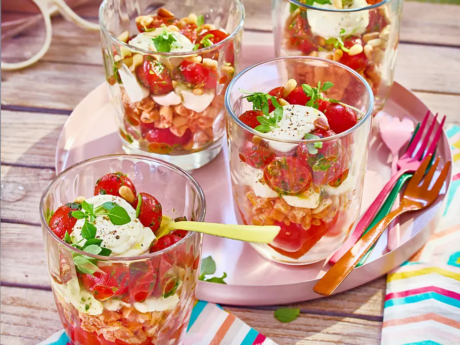 Tomaten-Tiramisu Tomaten-Tiramisu mit Kirschtomaten, Mozzarella, Grissini und Mascarpone in Gläsern geschichtet.