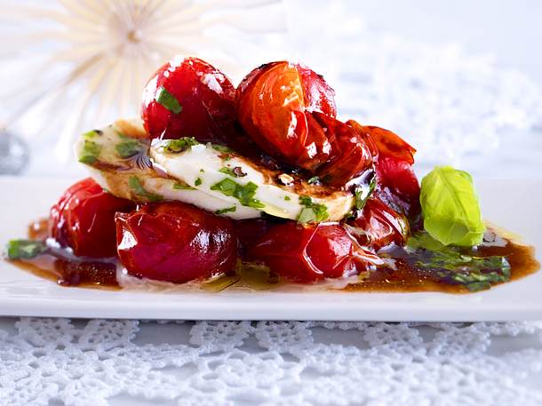 Tomaten-Türmchen in Balsamico-Crema Rezept Tomaten-Türmchen in Balsamico-Crema Rezept