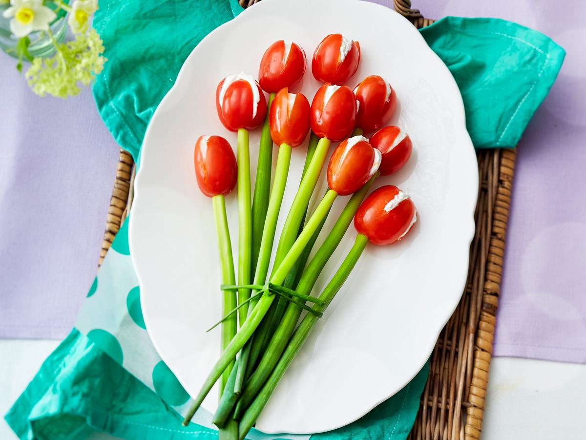 Tomaten-Tulpenstrauß mit Frischkäsefüllung Rezept