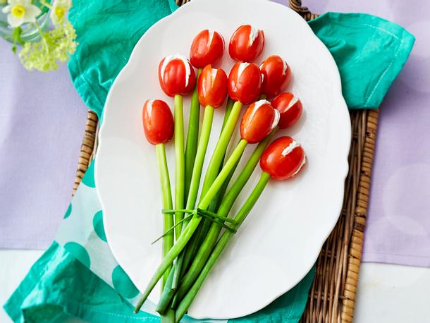Tomaten-Tulpenstrauß mit Frischkäsefüllung Rezept Tomaten-Tulpenstrauß mit Frischkäsefüllung Rezept