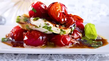 Tomaten-Türmchen in Balsamico-Crema Rezept - Foto: LECKER @ Bauer Media Group Tomaten-Türmchen in Balsamico-Crema Rezept - Foto: LECKER @ Bauer Media Group