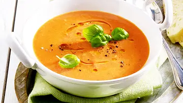 Tomaten-Zucchini-Cremesuppe Rezept - Foto: LECKER @ Bauer Media Group Tomaten-Zucchini-Cremesuppe Rezept - Foto: LECKER @ Bauer Media Group