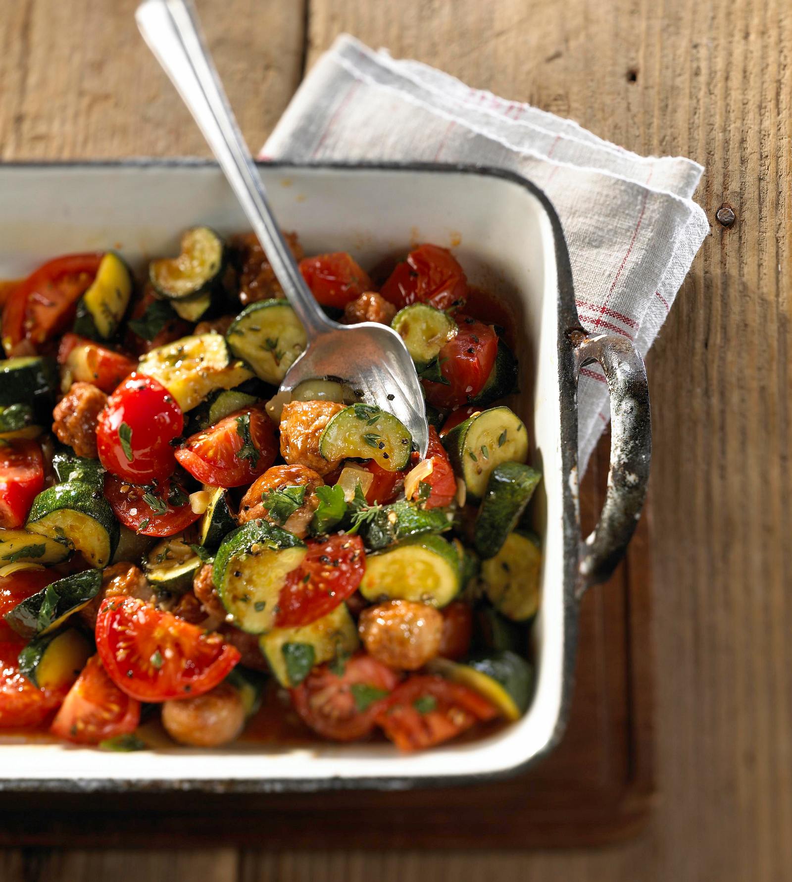 Tomaten-Zucchini-Gemüse mit Brätbällchen Rezept | LECKER