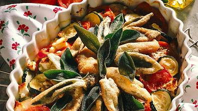 Tomaten-Zucchini-Gratin mit Salbei Rezept - Foto: LECKER @ Bauer Media Group
