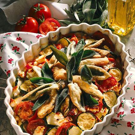 Tomaten-Zucchini-Gratin mit Salbei Rezept Tomaten-Zucchini-Gratin mit Salbei Rezept