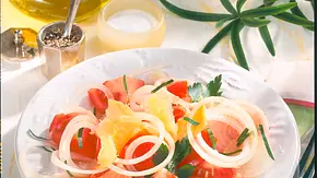 Tomaten-Zwiebel-Salat mit Gouda Rezept - Foto: LECKER @ Bauer Media Group