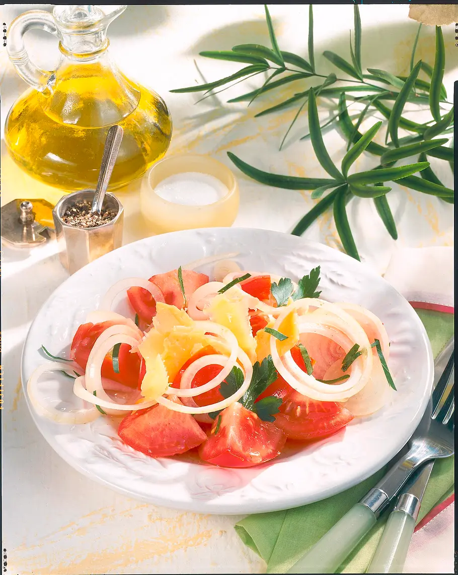 Tomaten-Zwiebel-Salat mit Gouda Rezept Tomaten-Zwiebel-Salat mit Gouda Rezept