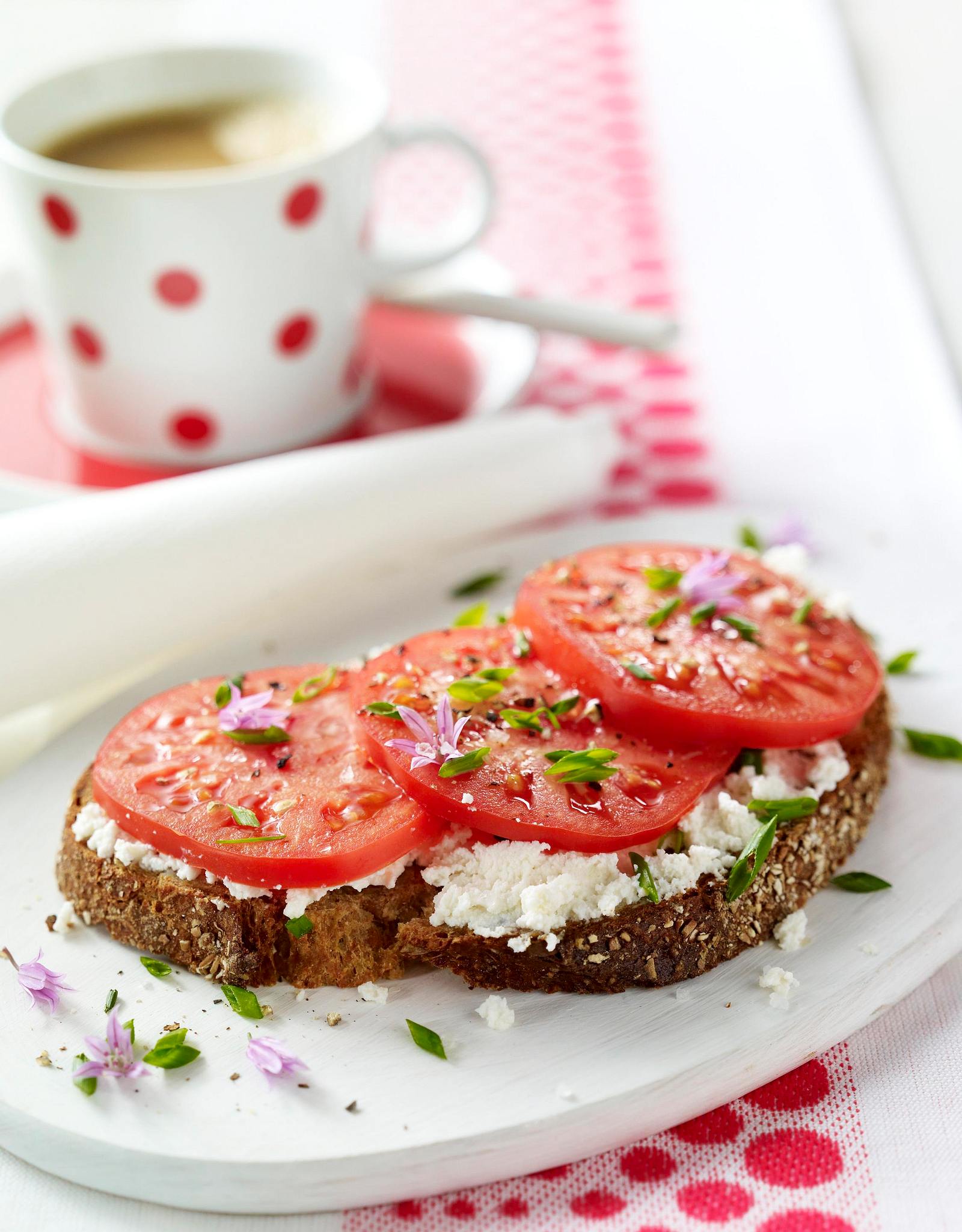 Tomatenbrot mit Ricotta Rezept | LECKER