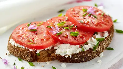 Tomatenbrot mit Ricotta Rezept - Foto: LECKER @ Bauer Media Group