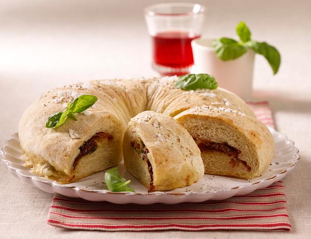 Tomatenbrotring mit Parmaschinken und Mozzarella Rezept Tomatenbrotring mit Parmaschinken und Mozzarella Rezept