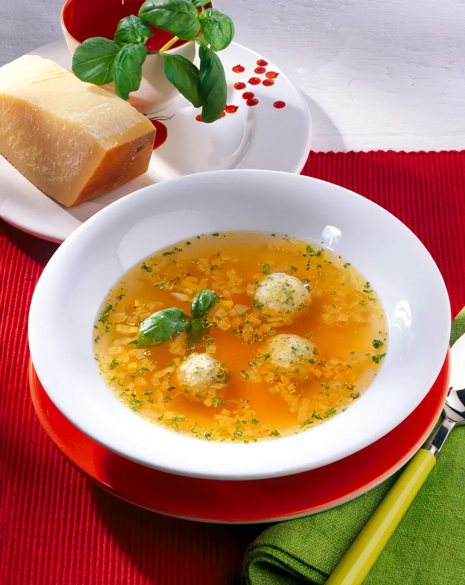 Tomatenbrühe mit Parmesanklößchen Rezept Tomatenbrühe mit Parmesanklößchen Rezept