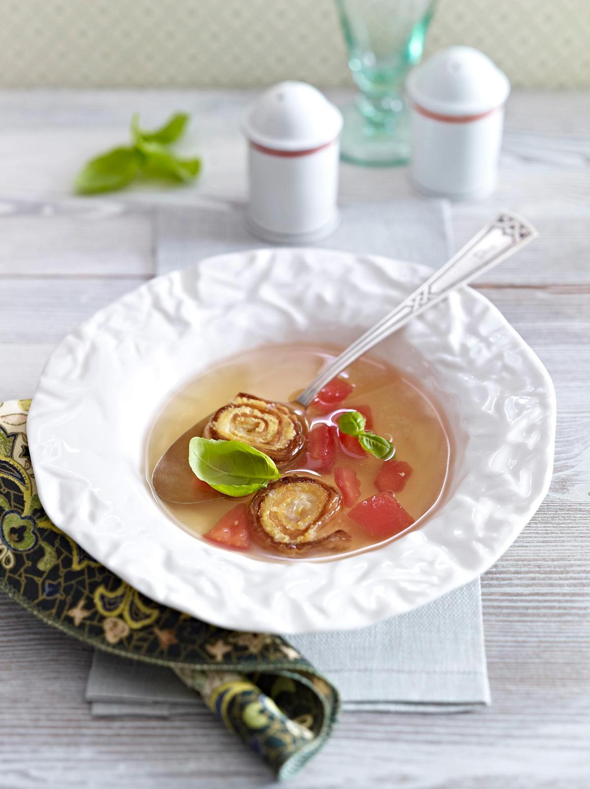 Tomatenconsomme mit knusprigen Tortilla-Schnecken Rezept