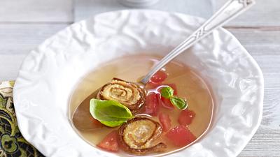 Tomatenconsomme mit knusprigen Tortilla-Schnecken Rezept - Foto: House of Food / Bauer Food Experts KG