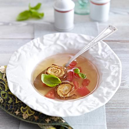 Tomatenconsomme mit knusprigen Tortilla-Schnecken Rezept