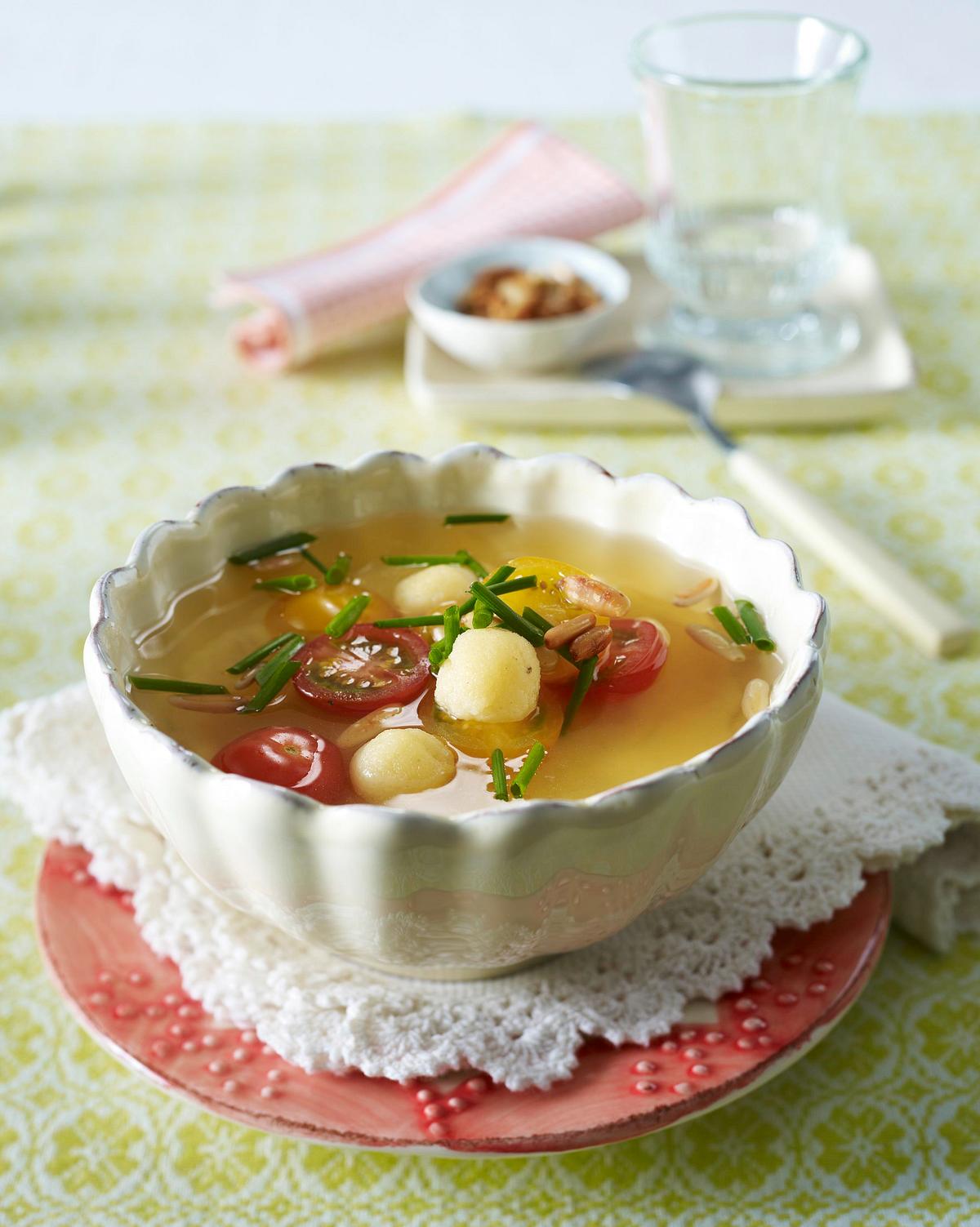 Tomatenconsomme mit Mini-Grießklößchen Kirschtomaten, Pinienkernen und Schnittlauch Rezept