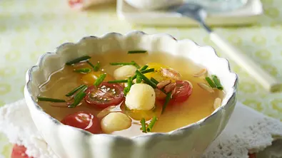Tomatenconsomme mit Mini-Grießklößchen Kirschtomaten, Pinienkernen und Schnittlauch Rezept - Foto: LECKER @ Bauer Media Group