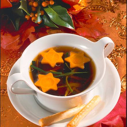 Tomatenconsommée mit Gemüseeinlage Rezept