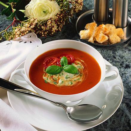 Tomatencremesuppe mit Kräutern Rezept Tomatencremesuppe mit Kräutern Rezept