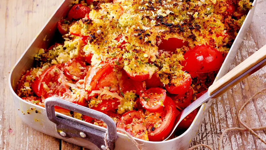 Tomatencrumble mit Parmesan-Panko-Kruste Rezept - Foto: LECKER @ Bauer Media Group Tomatencrumble mit Parmesan-Panko-Kruste Rezept - Foto: LECKER @ Bauer Media Group