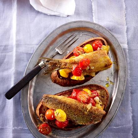 Tomatenhäppchen mit Sauerteigbrot und Hering Rezept