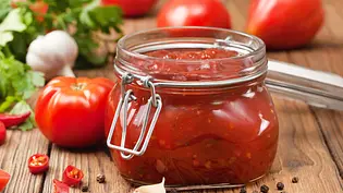 Tomatenmark selber machen - Foto: NATALIA MAMYSHEVA / Alamy Stock Foto Tomatenmark selber machen - Foto: NATALIA MAMYSHEVA / Alamy Stock Foto