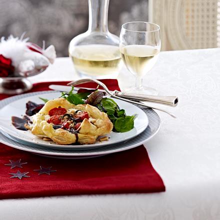 Tomatenpastetchen mit Ziegenfrischkäse Rezept Tomatenpastetchen mit Ziegenfrischkäse Rezept