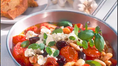 Tomatenpfanne mit weißen Bohnen und Schafskäse Rezept - Foto: LECKER @ Bauer Media Group