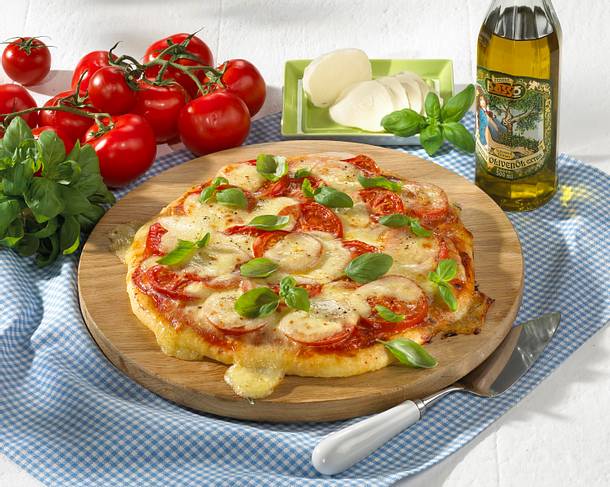 Tomatenpizza mit Mozzarella Rezept Tomatenpizza mit Mozzarella Rezept