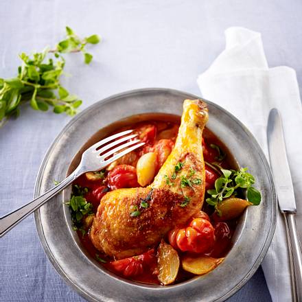 Tomatenragout mit Hähnchenkeulen Rezept Tomatenragout mit Hähnchenkeulen Rezept