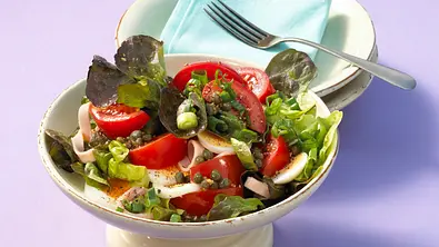Tomatensalat mit Eiern Rezept - Foto: LECKER @ Bauer Media Group