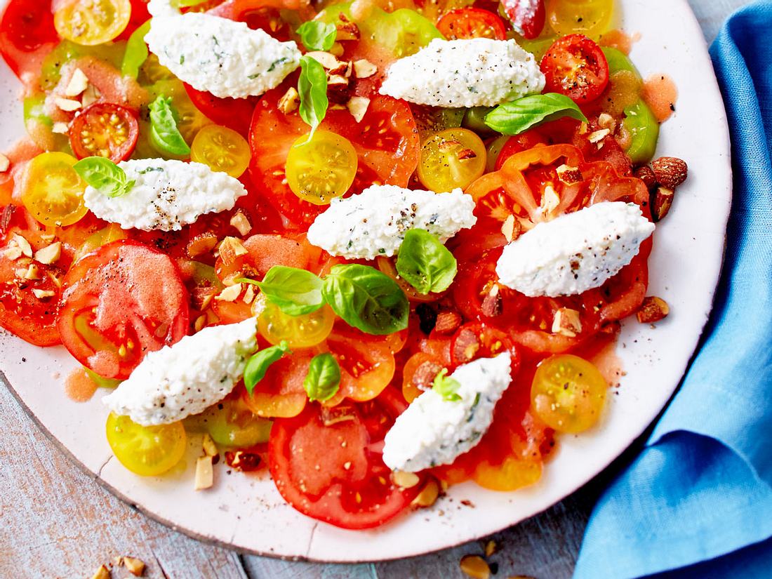 Tomatensalat mit Frischkäsenocken Rezept