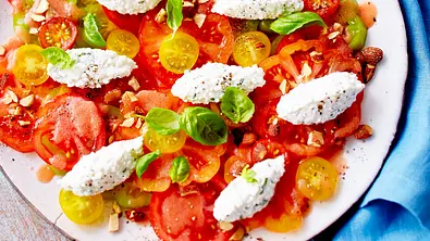 Tomatensalat mit Frischkäsenocken Rezept - Foto: LECKER @ Bauer Media Group