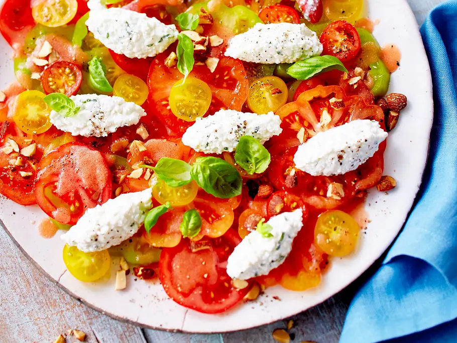 Tomatensalat mit Frischkäsenocken Rezept Tomatensalat mit Frischkäsenocken Rezept