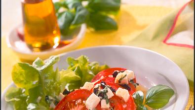 Tomatensalat mit Mozzarella und Oliven-Vinaigrette Rezept - Foto: LECKER @ Bauer Media Group