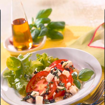 Tomatensalat mit Mozzarella und Oliven-Vinaigrette Rezept Tomatensalat mit Mozzarella und Oliven-Vinaigrette Rezept