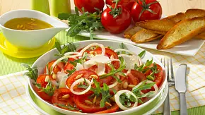 Tomatensalat mit Rauke und Parmesan Rezept - Foto: LECKER @ Bauer Media Group Tomatensalat mit Rauke und Parmesan Rezept - Foto: LECKER @ Bauer Media Group