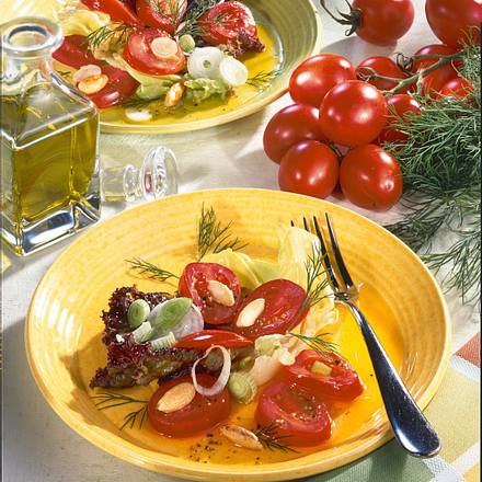 Tomatensalat mit Salzmandeln Rezept Tomatensalat mit Salzmandeln Rezept