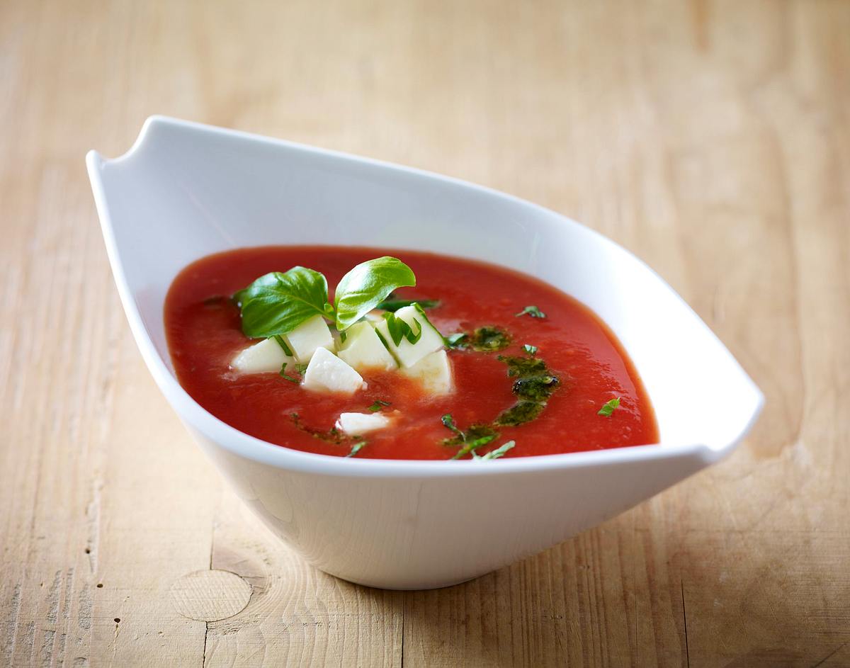 Tomatensoße vier mal anders: mit Mozzarella, Pesto und Basilikum Rezept