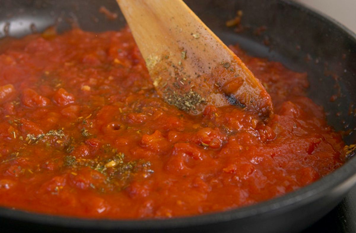 Tomatensoße kochen Sie am besten nur bei geringer Hitze - so können Sie Spritzer vermeiden.