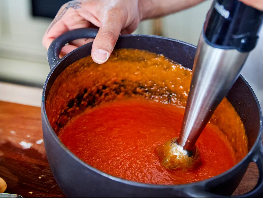 Tomatensoße pürieren