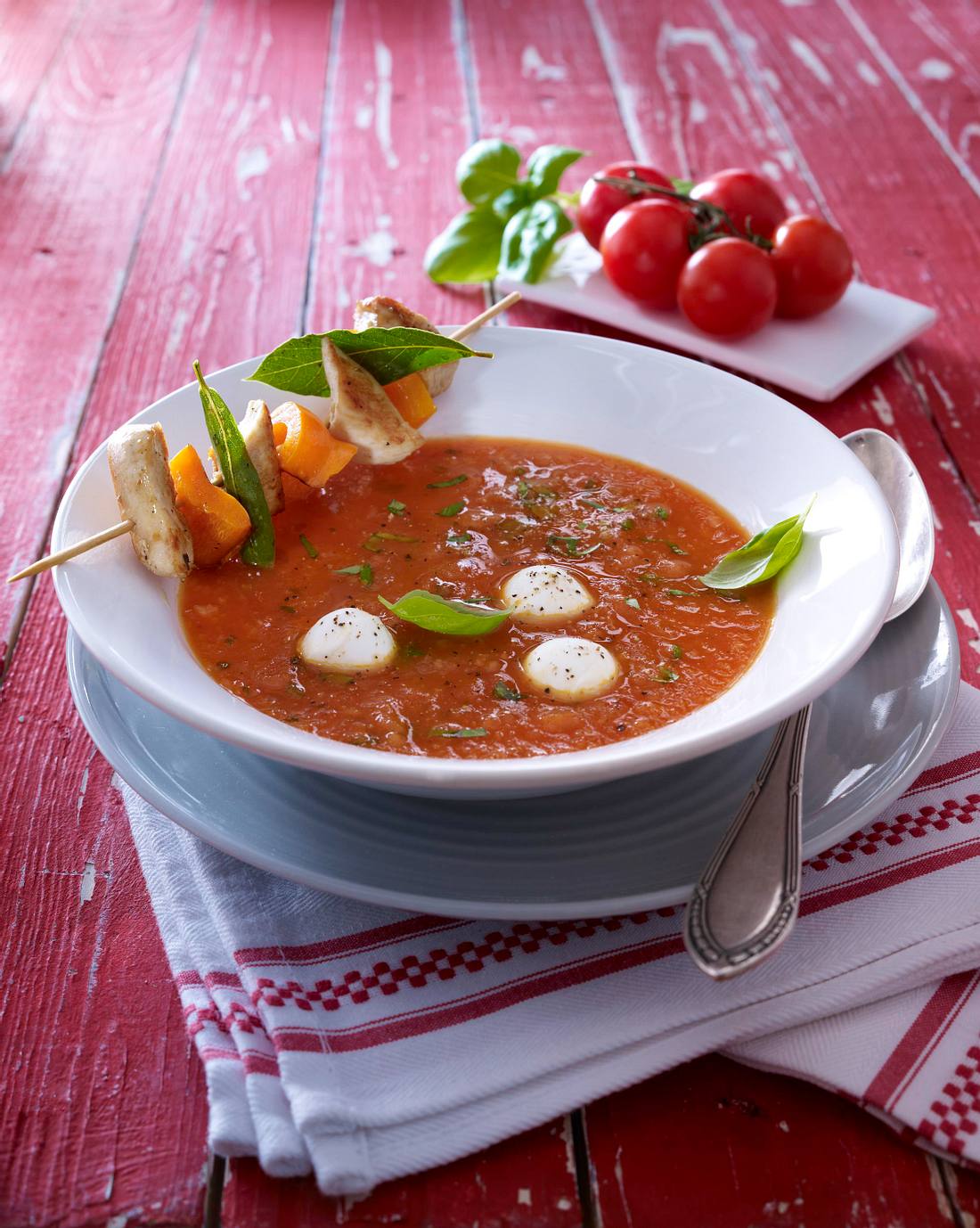 Tomatensuppe aus frischen Tomaten mit Hähnchenspießen Rezept | LECKER