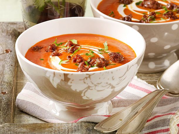 Tomatensuppe mit geröstetem Hack Rezept Tomatensuppe mit geröstetem Hack Rezept