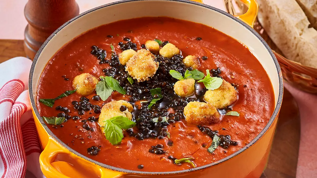 Tomatensuppe getoppt mit baked Feta-Bites und Linsen Rezept - Foto: LECKER @ Bauer Media Group Tomatensuppe getoppt mit baked Feta-Bites und Linsen Rezept - Foto: LECKER @ Bauer Media Group