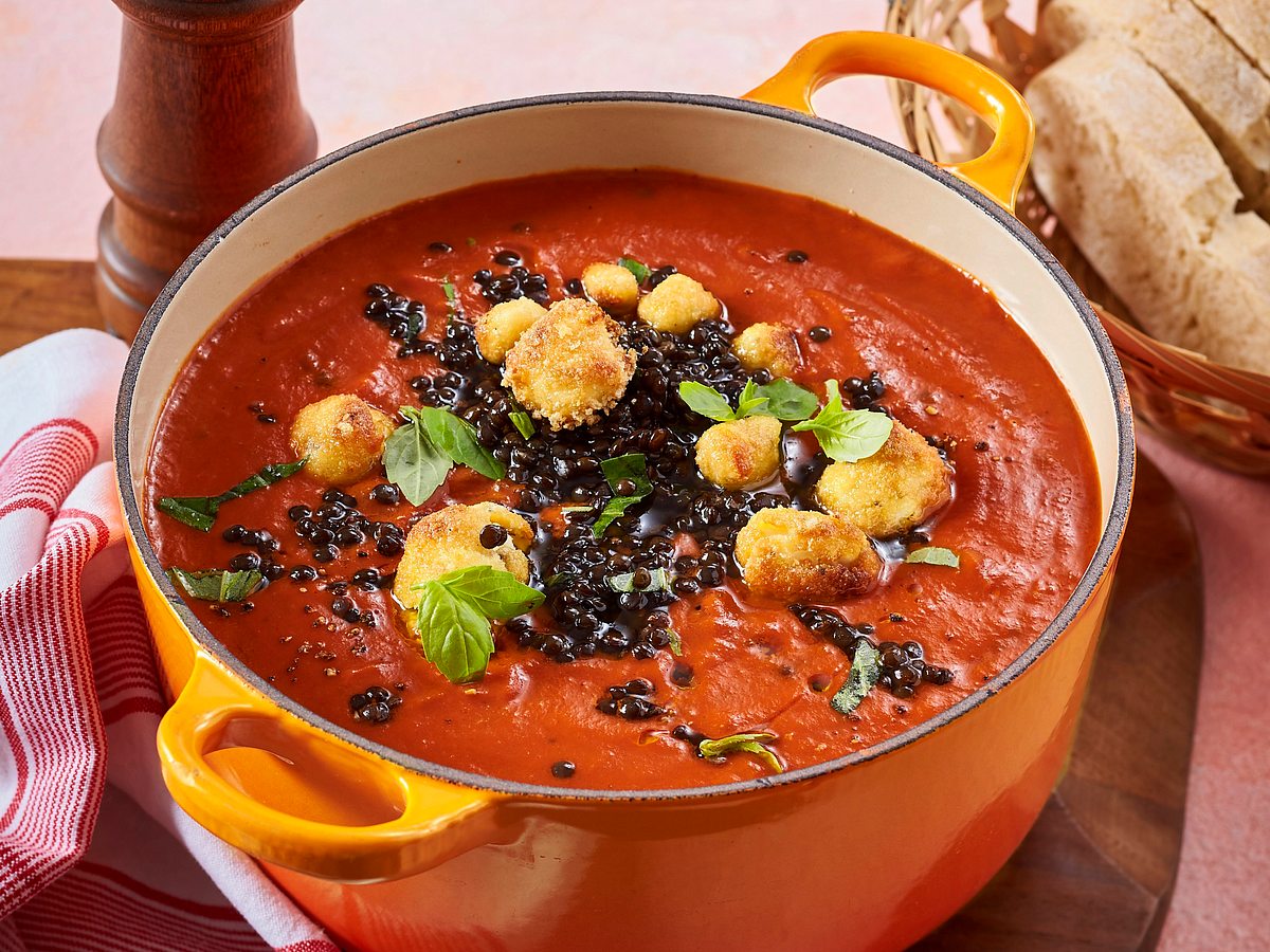 Tomatensuppe getoppt mit baked Feta-Bites und Linsen Rezept