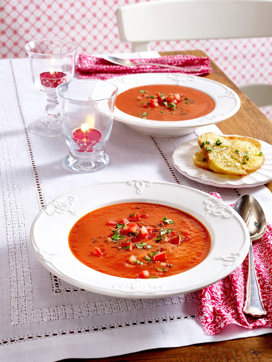 Tomatensuppe mit Basilikum-Crostini Rezept | LECKER