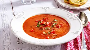Tomatensuppe mit Basilikum-Crostini Rezept - Foto: LECKER @ Bauer Media Group Tomatensuppe mit Basilikum-Crostini Rezept - Foto: LECKER @ Bauer Media Group