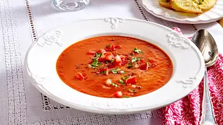 Tomatensuppe mit Basilikum-Crostini Rezept - Foto: LECKER @ Bauer Media Group Tomatensuppe mit Basilikum-Crostini Rezept - Foto: LECKER @ Bauer Media Group